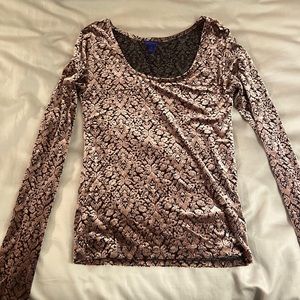 Leaf type pattern long sleeved Aeropostale top. Size small. Good condition.